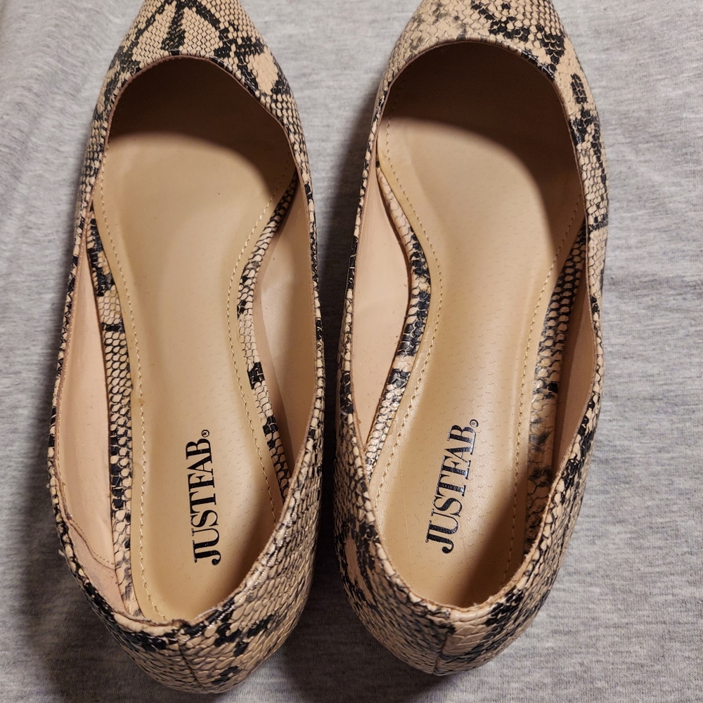 Woman flat shoe with snake skin print